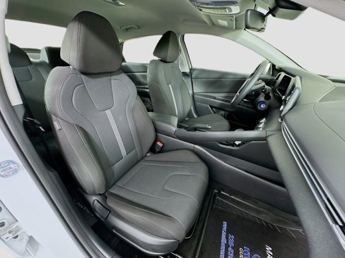 Certified 2025 Hyundai Elantra SE image 27