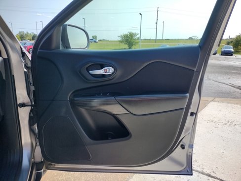 Used 2016 Jeep Cherokee Sport image 22