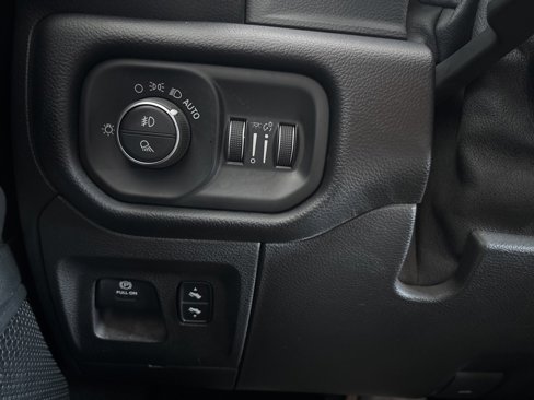 Used 2019 RAM 1500 4x4 Crew Cab image 13