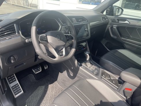 Certified 2022 Volkswagen Tiguan SE R-Line image 15