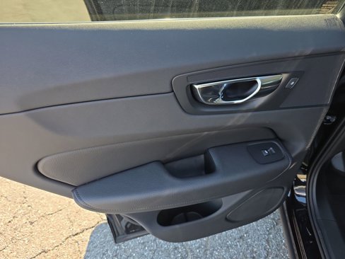 Certified 2022 Volvo XC60 B5 Momentum w/ Climate Package image 16