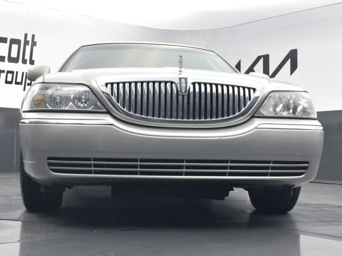 Used 2005 Lincoln Town Car Signature image 32