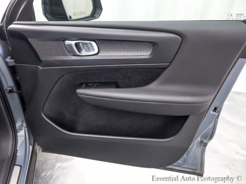 Used 2020 Volvo XC40 T4 R-Design image 32