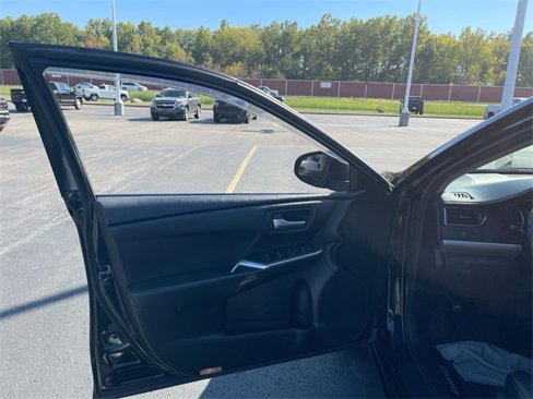 Used 2017 Toyota Camry SE image 19