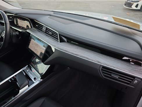 Used 2022 Audi e-tron Premium Plus w/ Premium Plus Package image 38