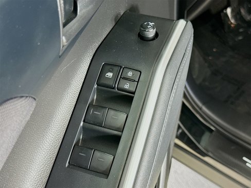 Used 2022 Toyota Highlander LE image 17