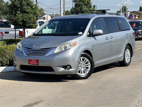 Used 2016 Toyota Sienna XLE image 2