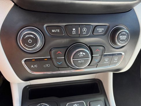 Used 2019 Jeep Cherokee Limited w/ Luxury Group image 20