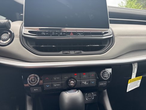 New 2025 Jeep Compass Limited image 11