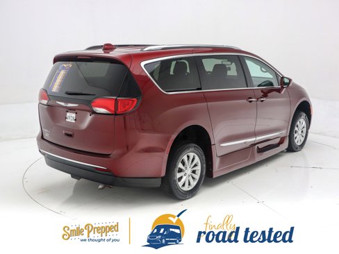 Used 2018 Chrysler Pacifica Touring-L image 5