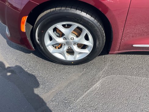Used 2018 Chrysler Pacifica Touring-L w/ Tire & Wheel Group image 35