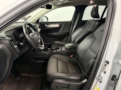 Used 2020 Volvo XC40 T5 Momentum w/ Premium Package image 9