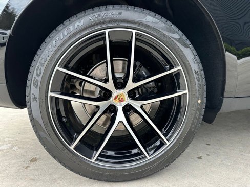 Used 2025 Porsche Macan image 34