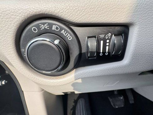 Used 2020 Chrysler Voyager Lxi image 21