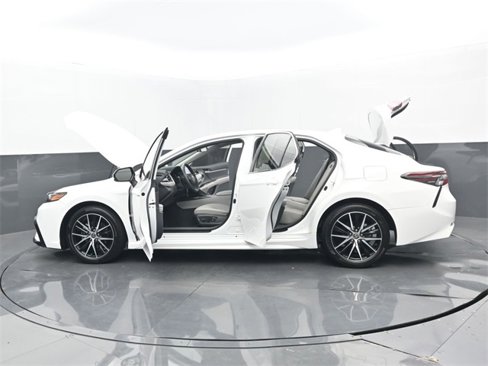 Used 2023 Toyota Camry SE image 32