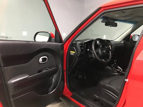 Used 2017 Kia Soul + image 9