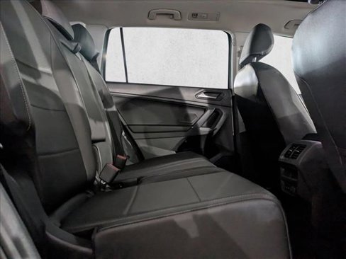 Used 2020 Volkswagen Tiguan SE w/ Panoramic Sunroof Package image 19