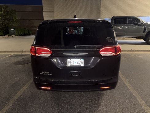 Used 2017 Chrysler Pacifica Touring w/ Tire & Wheel Group image 4