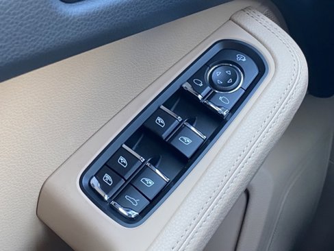 Certified 2025 Porsche Macan image 29