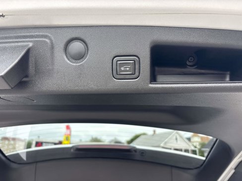 Used 2020 Chevrolet Equinox LT w/ Driver Convenience Package image 14