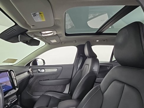 Certified 2024 Volvo XC40 B5 Plus w/ Climate Package image 19