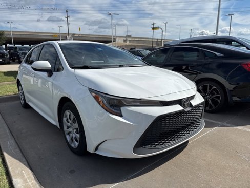 Used 2022 Toyota Corolla LE image 2