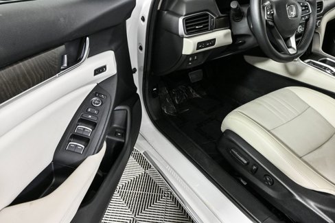 Used 2020 Honda Accord Touring image 7