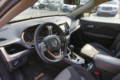 Used 2016 Jeep Cherokee Sport image 4