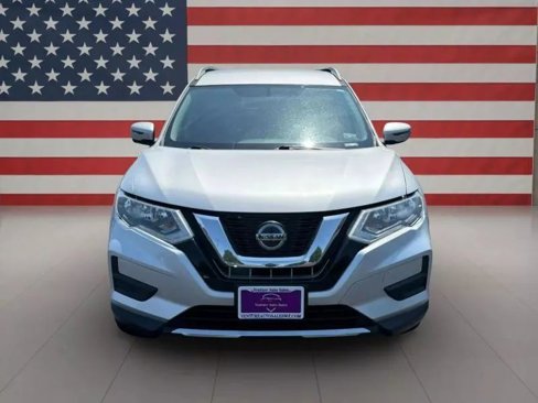 Used 2018 Nissan Rogue SV w/ Premium Package image 2