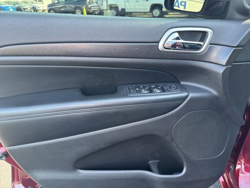 Used 2017 Jeep Grand Cherokee Altitude image 15