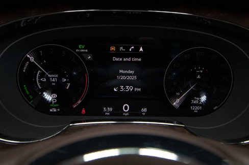Used 2023 Bentley Bentayga Plug-In Hybrid image 32