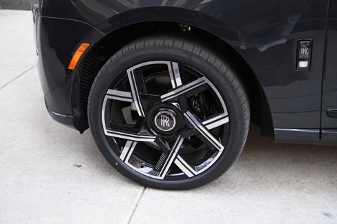 New 2025 Rolls-Royce Cullinan Black Badge image 25
