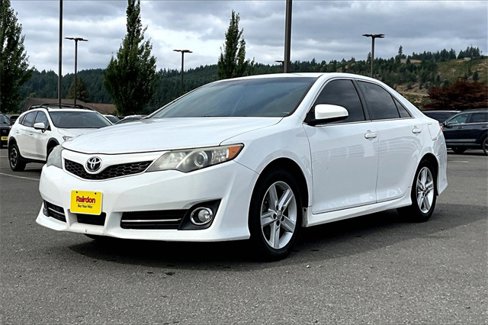 Used 2014 Toyota Camry L image 2