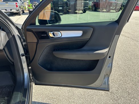 Used 2019 Volvo XC40 T5 Momentum image 14