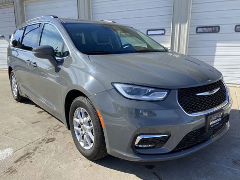 Used 2022 Chrysler Pacifica Touring-L image 1