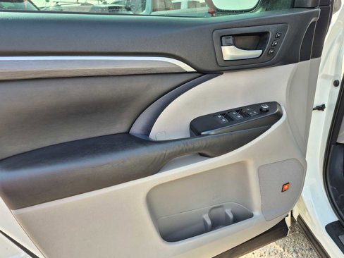 Used 2017 Toyota Highlander Limited Platinum image 12