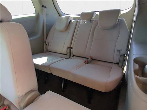 Used 2017 Kia Sedona LX image 18
