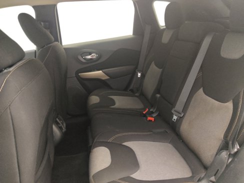 Used 2018 Jeep Cherokee Latitude w/ Altitude Package image 18