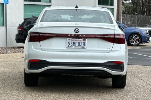 Used 2025 Volkswagen Jetta SE w/ Sunroof Package image 5
