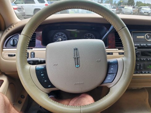 Used 2006 Lincoln Town Car Signature image 22