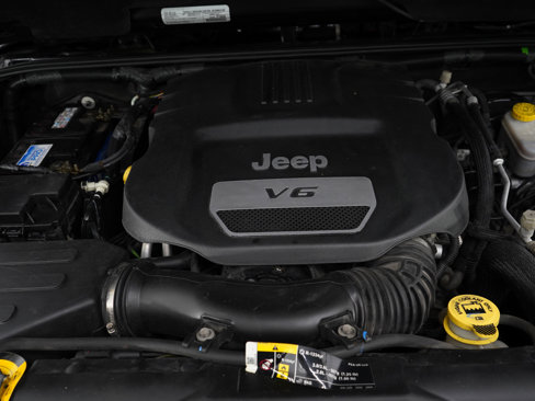 Used 2018 Jeep Wrangler Unlimited Sahara w/ Dual Top Group image 28