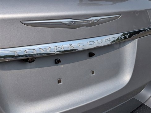 Used 2014 Chrysler Town & Country Touring image 9