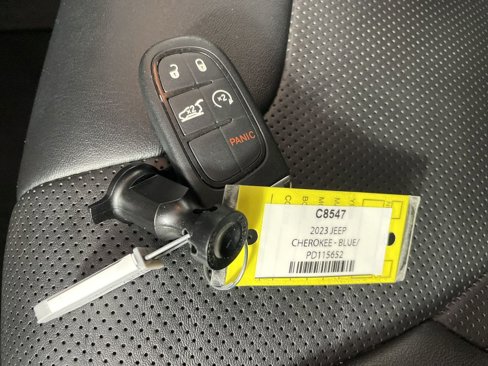 Used 2023 Jeep Cherokee Altitude Lux image 34
