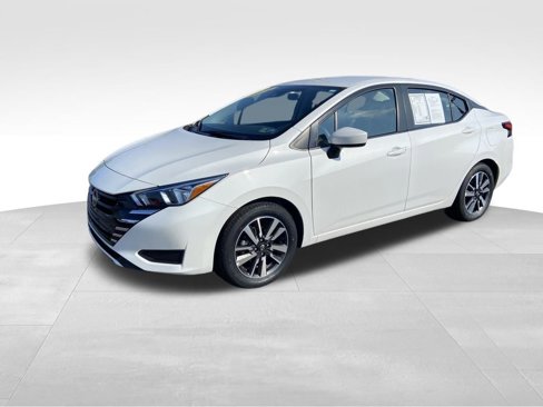 Used 2024 Nissan Versa SV image 3
