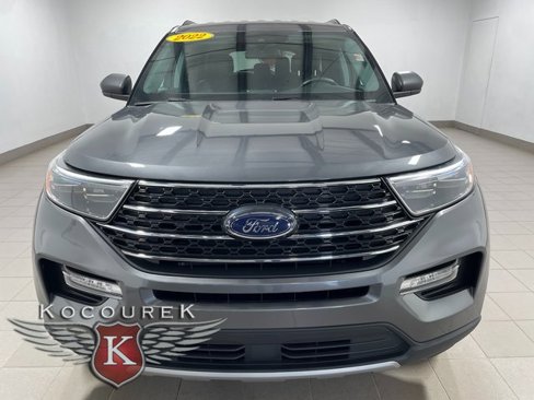 Used 2022 Ford Explorer XLT w/ Equipment Group 202A image 2