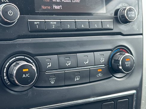 Used 2018 Nissan Titan SV image 22
