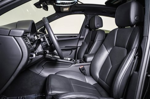 Certified 2025 Porsche Macan image 5