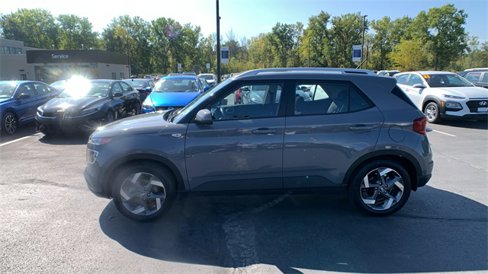 Used 2023 Hyundai Venue SEL image 2