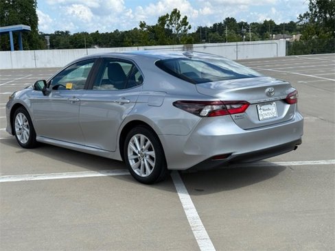 Used 2022 Toyota Camry LE image 5