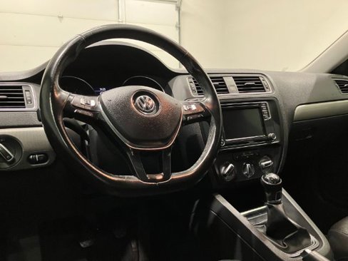 Used 2017 Volkswagen Jetta SE image 39